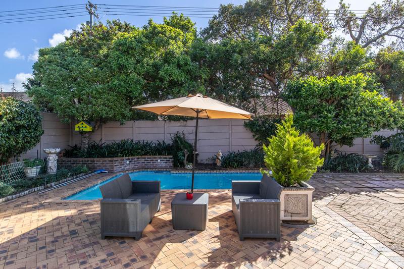 To Let 5 Bedroom Property for Rent in Meadowridge Western Cape